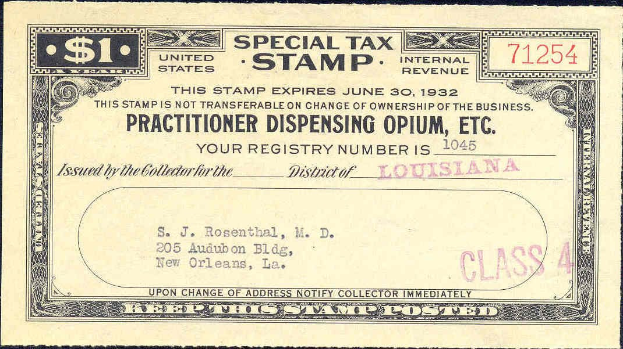 Schwarzer Hintergrund mit einer Steuermarke, auf der "Practitioner Dispensing Opium, Inc." steht