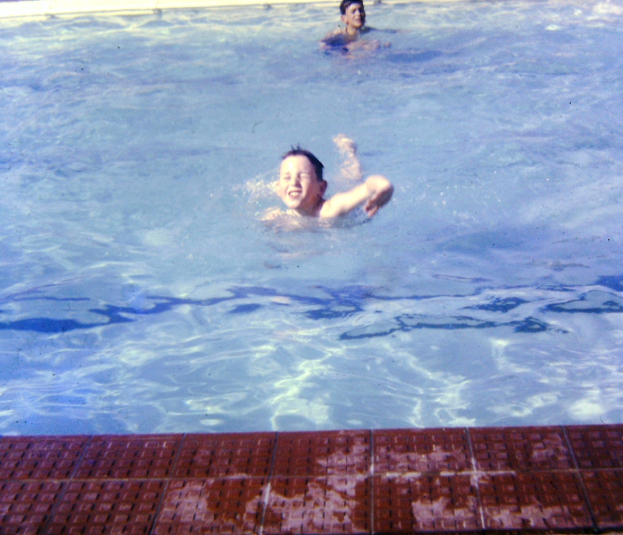 Zwei Kinder schwimmen in einem mit Wasser gef√ľllten Pool.