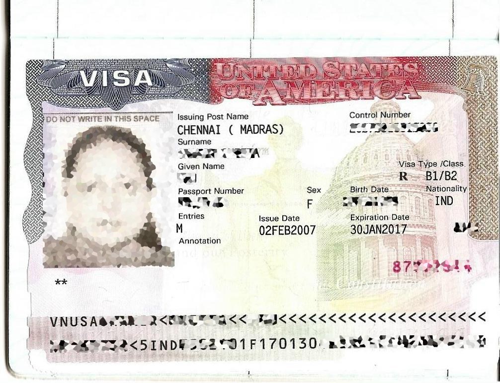 Ein Pass mit einem Frauenfoto und Text, der auf eine gefälschte indische Visa hinweist.