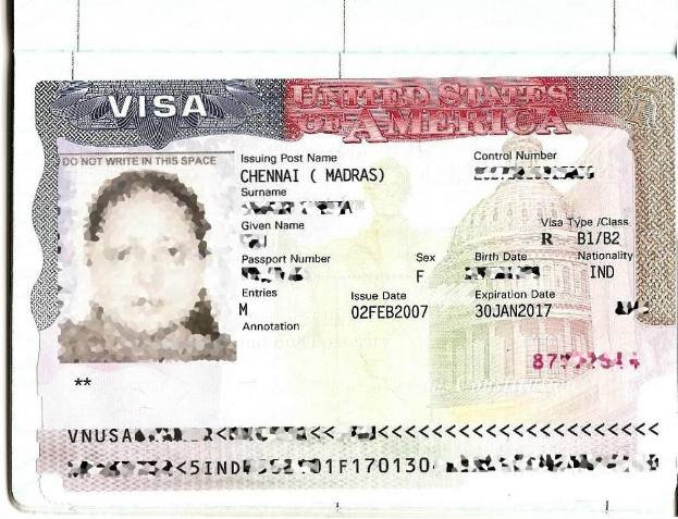 Ein Pass mit einem Frauenfoto und Text, der auf eine gefälschte indische Visa hinweist.