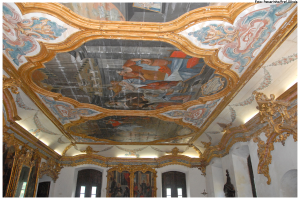 Zeichnungen auf einem Dach mit sichtbaren Wänden auf der rechten Seite.