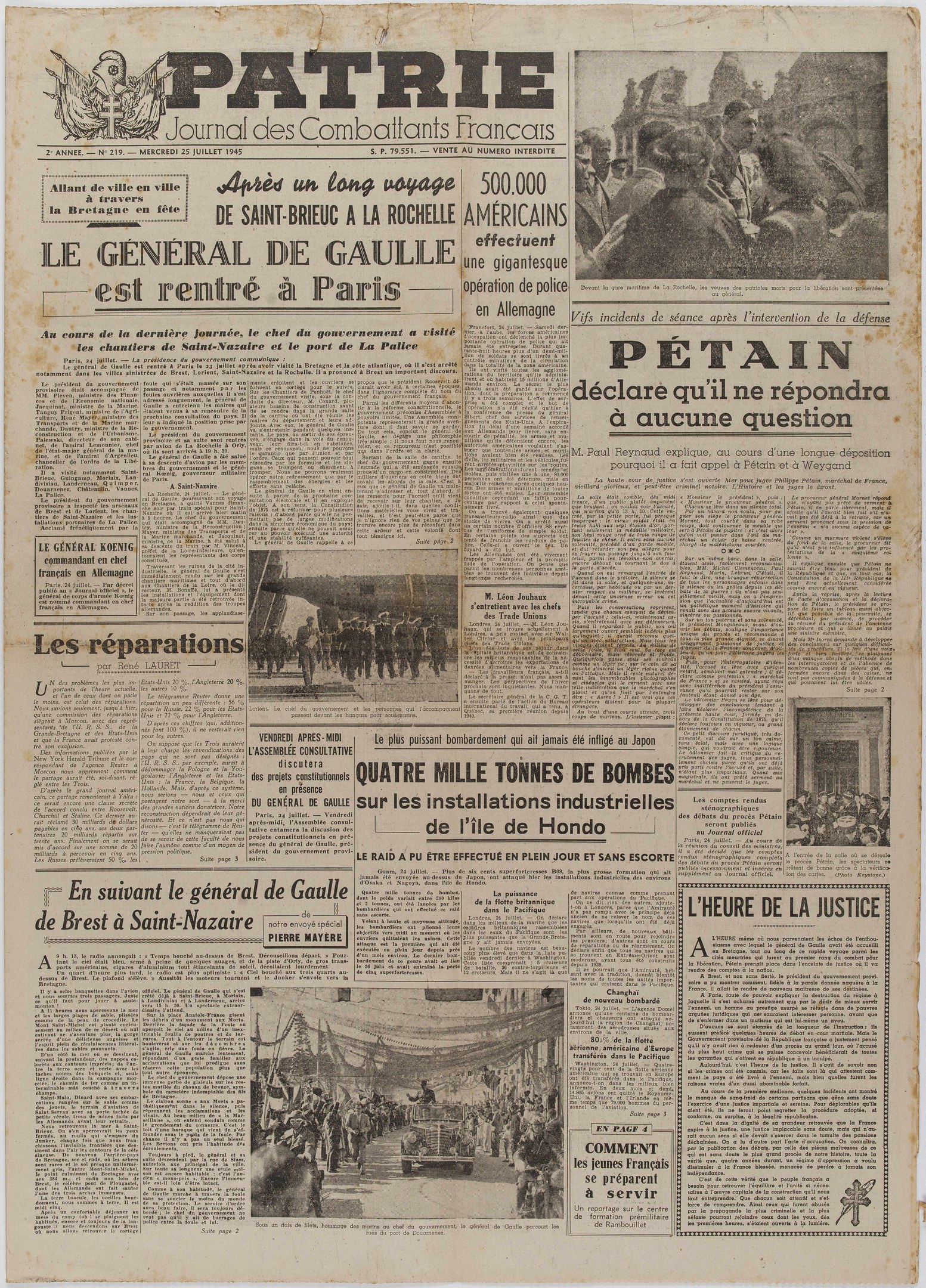 Titelseite einer Zeitung mit einem Gruppenfoto von lachenden Menschen, umgeben von Text und anderen Bildern.