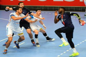 Eine Gruppe von Männern, die Handball auf einem Platz spielen, mit einem, der den Ball hält, vor einem "Futsal-Weltmeisterschaft 2019"-Schild.