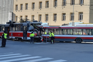 POL-BI: Verkehrsunfall zwischen Auto und Straßenbahn