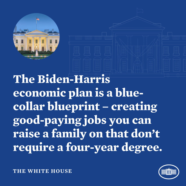 Ein Plakat mit dem Weißen Haus und Text über den Wirtschaftsplan von Biden-Harris, der betont, dass keine vierjährige Ausbildung erforderlich ist.