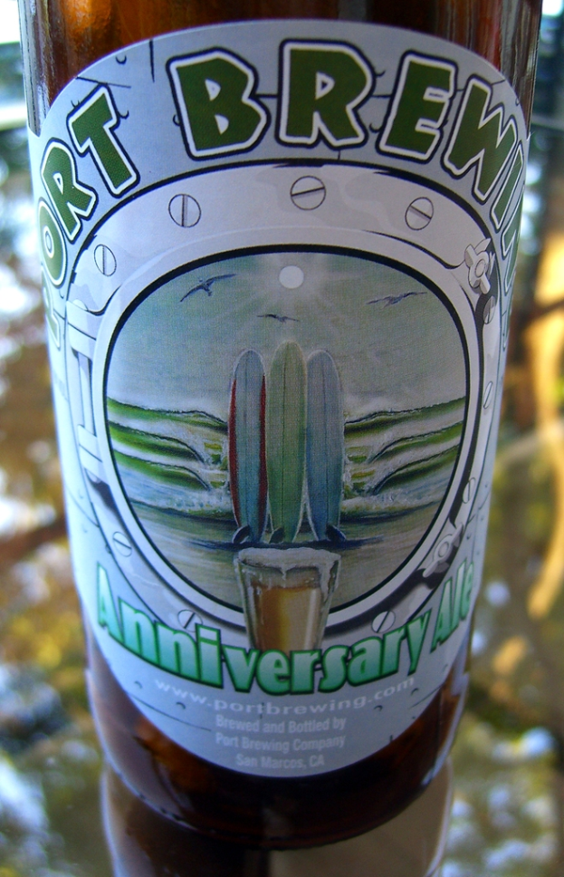 Eine Flasche der Marke Port Brewing steht auf einem Tisch.