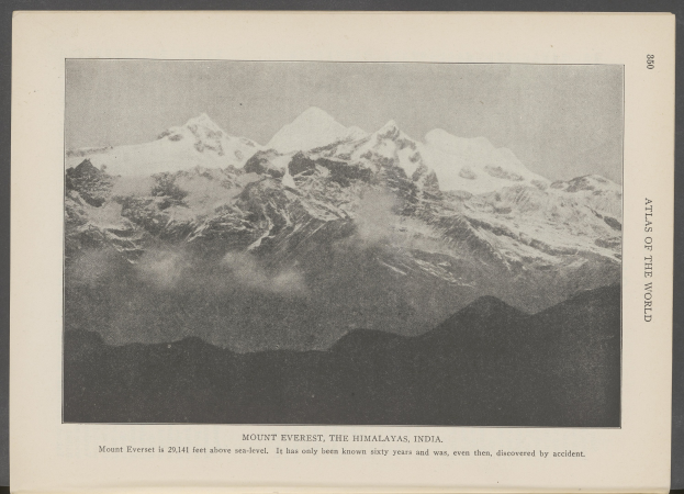 Schwarzes und weißes Foto des Mount Everest im Himalaya, Indien, mit schneebedeckten Gipfeln und bewölktem Himmel, mit Text unten.