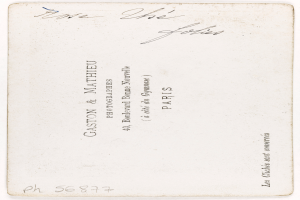 Eine weiße Visitenkarte mit handgeschriebenem Text und einem gedruckten Namen.