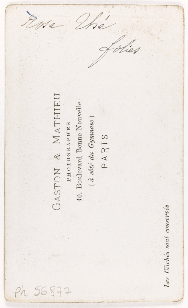 Eine weiße Visitenkarte mit handgeschriebenem Text und einem gedruckten Namen.