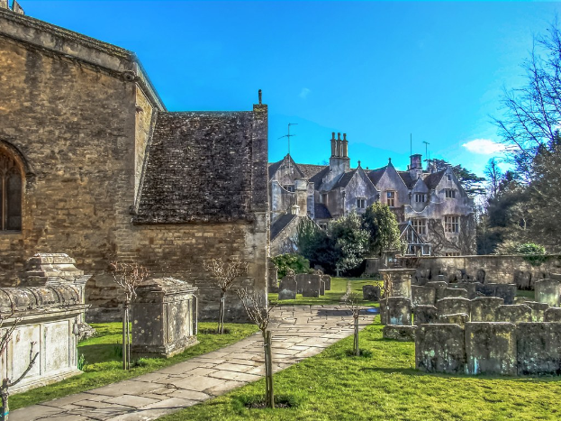 Ein Wohngebiet mit Häusern, Gebäuden, Grünflächen und Gras.