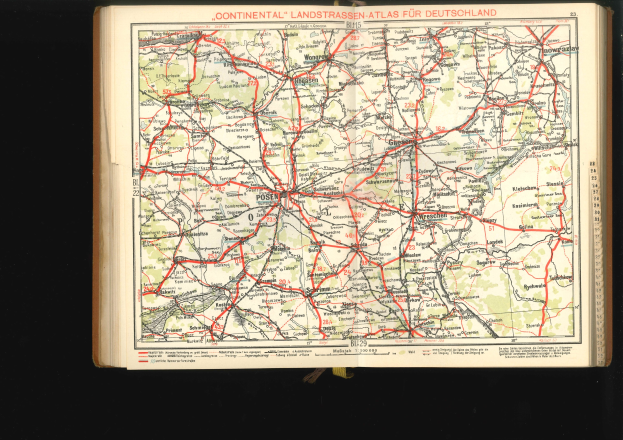 Offenes Buch mit einem detaillierten Straßen- und Autobahnplan von Deutschland auf schwarzem Hintergrund.