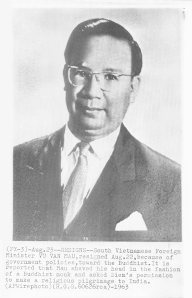 Ein Mann in einem Anzug, mit Text darunter, auf einem Schwarz-Weiß-Foto.