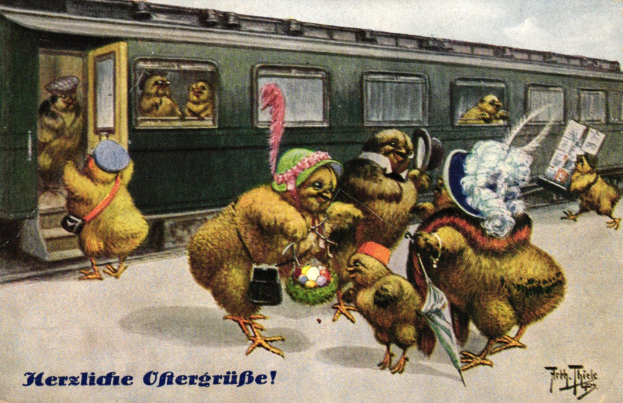 Eine alte Postkarte mit einer Gruppe von Hühnern vor einem Zug, mit Text auf der Postkarte.