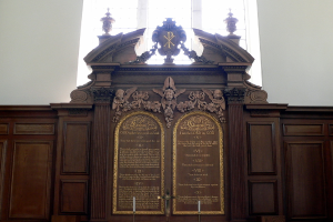 Eine Museumsplakette mit Text und Skulpturen darauf.