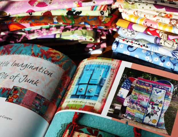 Ein einzelnes Buch mit sichtbarer Rückseite und Umschlag.