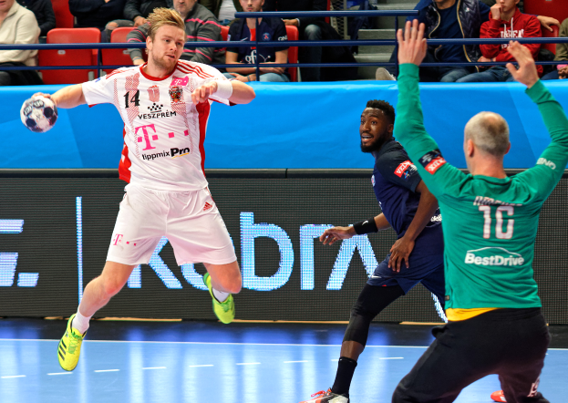 Eine Gruppe von Männern, die auf einem Platz Handball spielen, mit einem Ball in der Mitte der Aktion und Zuschauern im Hintergrund bei der Futsal-Weltmeisterschaft 2019, als Bayern München gegen Paris Saint-Germain spielt.