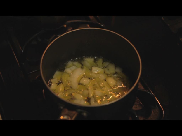 Ein Herd mit einem Gefäß darauf, das Essen enthält.