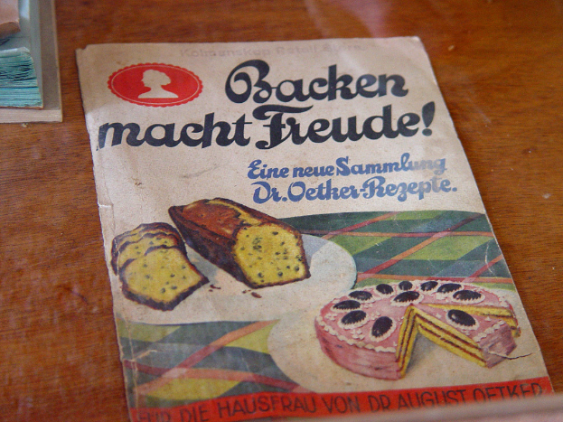 Ein Plakat mit Brot und Text darauf.