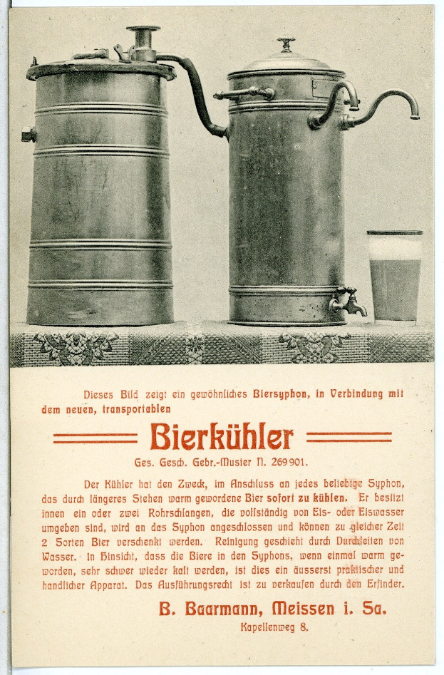 Alte Werbeplakat mit zwei Metall-Bierhumpen und einem Glas Bier.