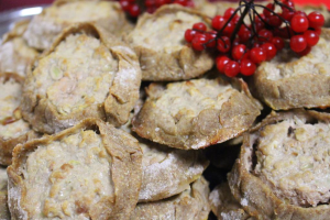 Mehlpuffer und Kirschen sind im Bild zu sehen.