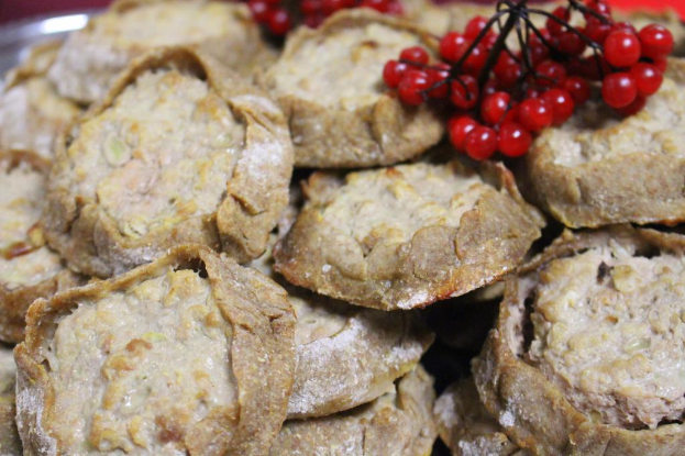 Mehlpuffer und Kirschen sind im Bild zu sehen.