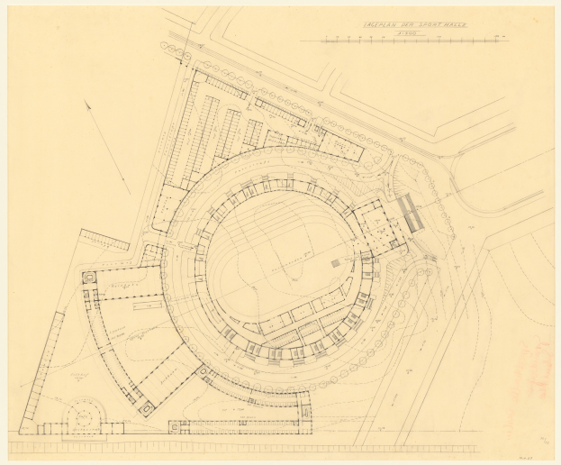 Schwarz-weißer Architekturplan eines Stadions mit umliegenden Gebäuden und handschriftlichen Anmerkungen auf dem Papier.