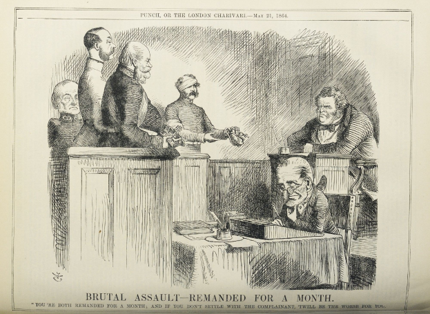 Eine handgezeichnete Skizze auf Papier, die eine Gruppe von Menschen zeigt, die um einen Tisch sitzen, mit einer Person in einem zentralen Stuhl, Büchern und Gegenständen auf dem Tisch und dem Text "brutaler Angriff - vorläufig festgenommen" unten.