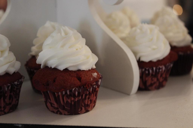 Verschiedene Cupcakes in verschiedenen Farben und Geschmacksrichtungen.