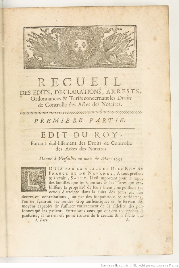 Offenes Buch mit dem Titel "Recueil des Edits, Declarations, Arrests, Ordinances & Tarifs Concentrantes des Droits de Controlles des Actes des Notaires" veröffentlicht im Jahr 1793, zeigt eine Illustration auf der linken Seite.