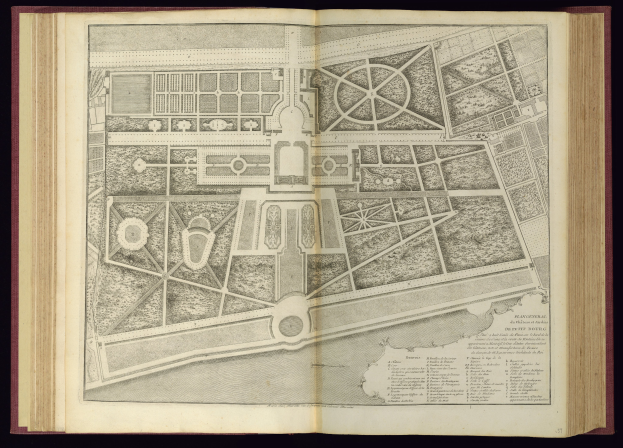 Ein aufgeschlagenes Buch mit einem detaillierten Stadtplan, der Gebäude, Straßen und Sehenswürdigkeiten zeigt, sowie begleitendem Text.