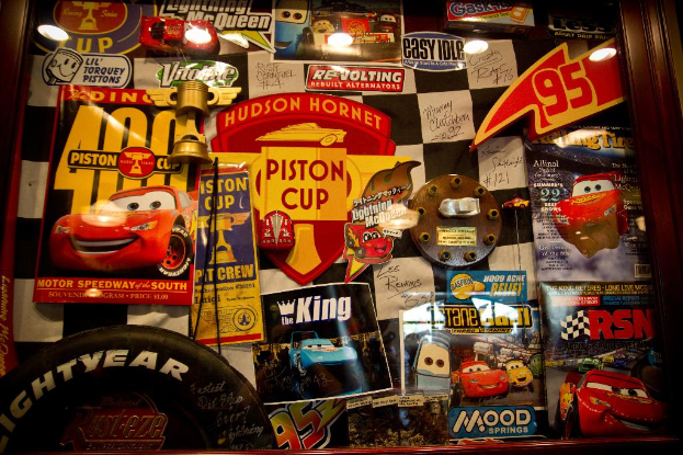 Eine Sammlung verschiedener Gegenstände, darunter Pfähle, Spielzeuge und Lichter.