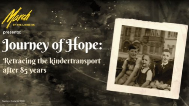 Plakat mit dem Titel "Reise der Hoffnung: Die Kindertransport-Route nach 85 Jahren" mit einem Gruppenfoto auf der rechten Seite und Text auf der linken Seite, vor einem hellblauen Himmel mit wei├čen Wolken.