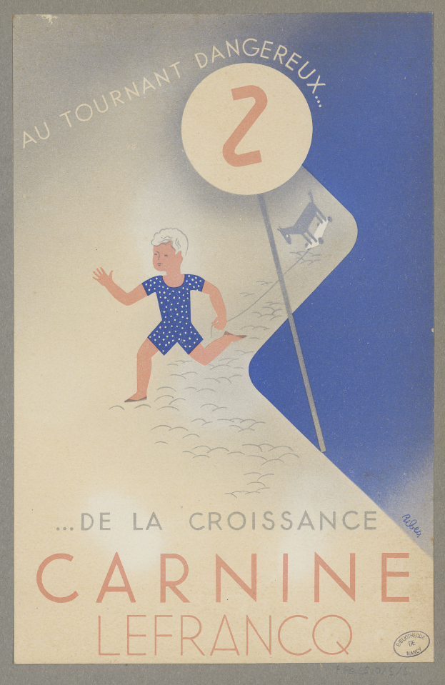 Eine Person in einem hellgelben Kleid lächelt breit in der Mitte eines Karnevalplakats, umgeben von der fettgedruckten schwarzen Schrift 'Karneval'.