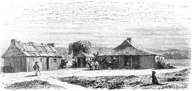 Ein Schwarz-Weiß-Zeichnung einer Farmszene aus den 1890er Jahren, die eine von Pferden gezogene Kutsche im Vordergrund, Häuser, Bäume und Menschen zeigt, mit dem Text "1890er Farmgebäude" unten.