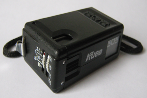 Nahaufnahme eines schwarzen Elektroschockers mit Schlüsselanhänger auf einer weißen Oberfläche.