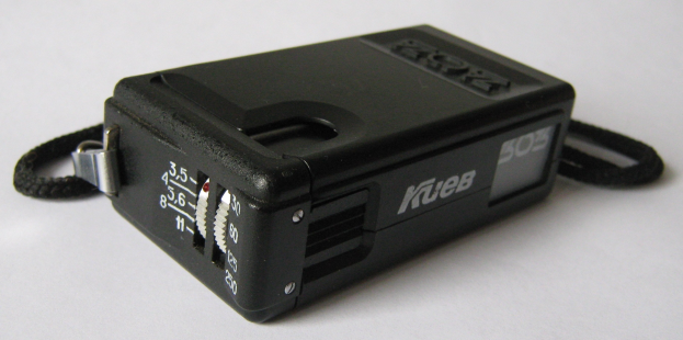 Nahaufnahme eines schwarzen Elektroschockers mit Schlüsselanhänger auf einer weißen Oberfläche.