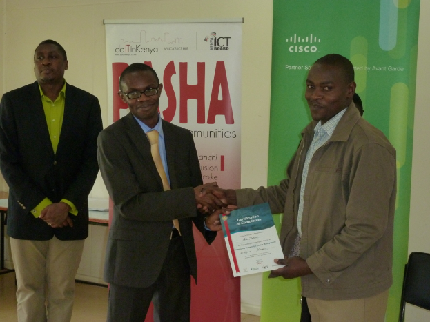 Menschen mit Gutscheinen, einem Stuhl und einem Blatt Papier auf einem Tisch im Hintergrund.