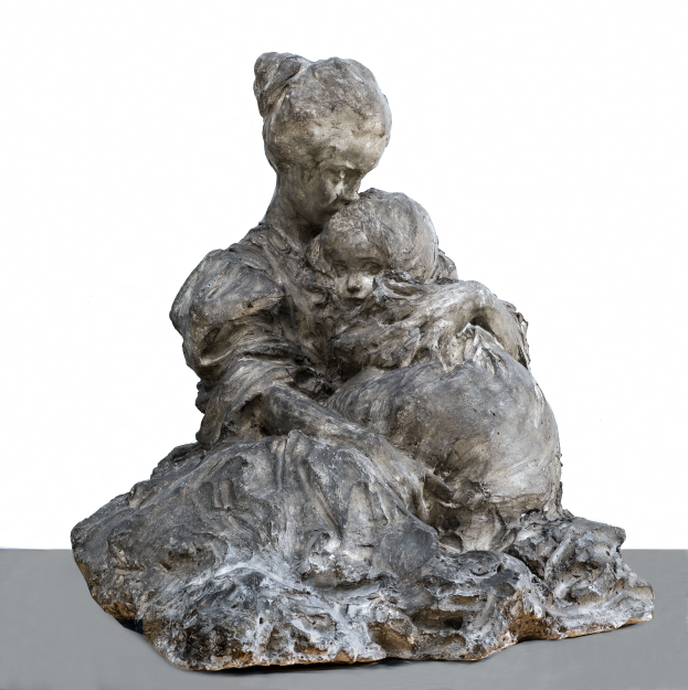 Eine Bronzeskulptur namens "Mutter und Kind" aus dem Jahr 2015, die eine Frau in einem langen Kleid zeigt, die ein Kind hält, beide mit sanften und zufriedenen Gesichtern, vor einem weißen Hintergrund.