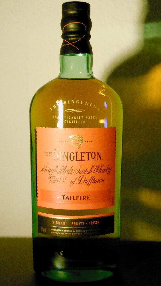 Tiefe Bernsteinflasche Singleton of Dufftown Tailfire Single Malt Scotch Whisky mit schwarzer Etikett mit einem Löwen und einem Burgwappen.