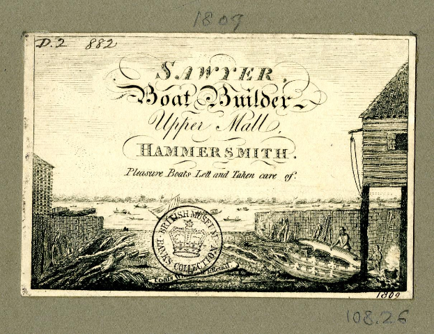 Alte Visitenkarte mit einem Segelboot mit weißem Rumpf und blauer Segel, Text, einem Stempel und Zahlen oben und unten.