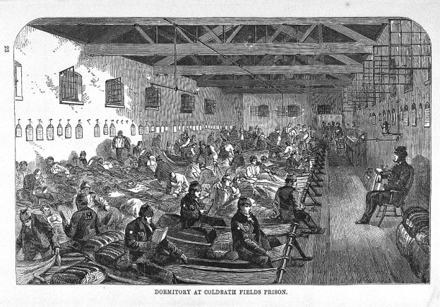 Schwarz-weiß-Zeichnung eines Gefängnis-Schlafraums mit sitzenden und stehenden Menschen zwischen Fässern und verstreuten Gegenständen, beschriftet "Dormitory at Coldwater Fields Prison" unten.