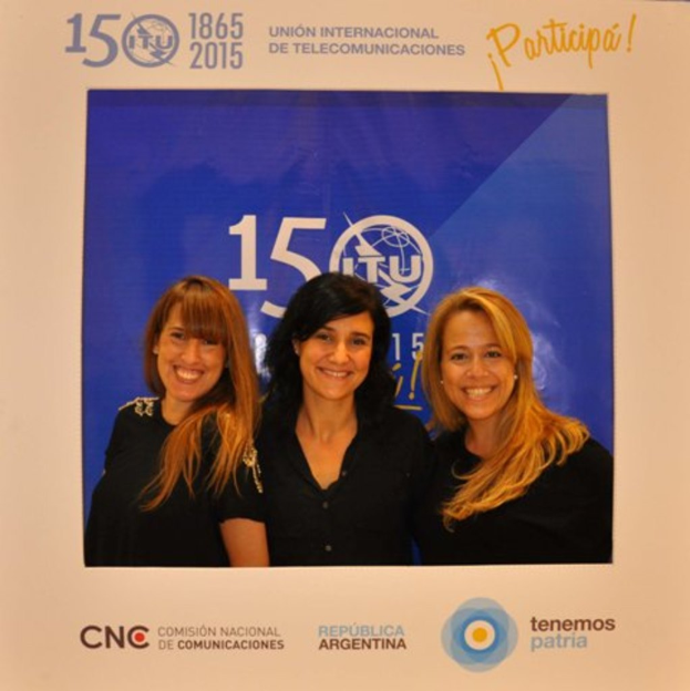 Ein Foto-Rahmen mit drei Frauen auf blauem Hintergrund, umgeben von verschiedenen Sponsorennamen und einem Unternehmensnamen.