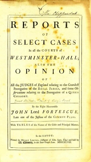 Offenes Buch mit dem Titel "Berichte über ausgewählte Fälle in den Westminster-Hall-Gerichten sowie die Meinung von John Lord Fortescue" mit sichtbarem schwarzem Text auf einer Seite.