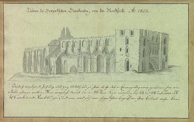 Ein detailliertes Skizze einer ruinierten Kirche in Deutschland, einschließlich architektonischer Elemente wie Fenster und Säulen, mit einer Papierüberschrift, die Text enthält und von Grün umgeben ist.