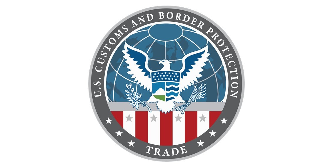 Logo der U.S. Zoll- und Grenzschutzbehörde Handel mit einem blauen Kreis mit einem weißen Stern, einer weißen Taube mit ausgebreiteten Flügeln und dem Text "U.S." über der Taube.