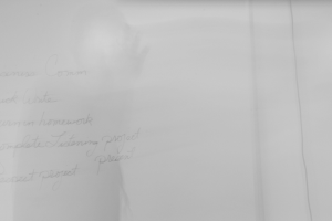 Ein Blatt Papier mit etwas darauf geschrieben.