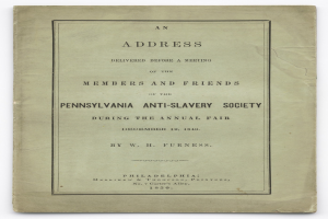 Offenes Buch mit dem Titel "Eine Ansprache vor einer Versammlung der Mitglieder und Freunde der Pennsylvania Anti-Slavery Society während der jährlichen Messe" mit einer Seite schwarzer Tintenschrift.