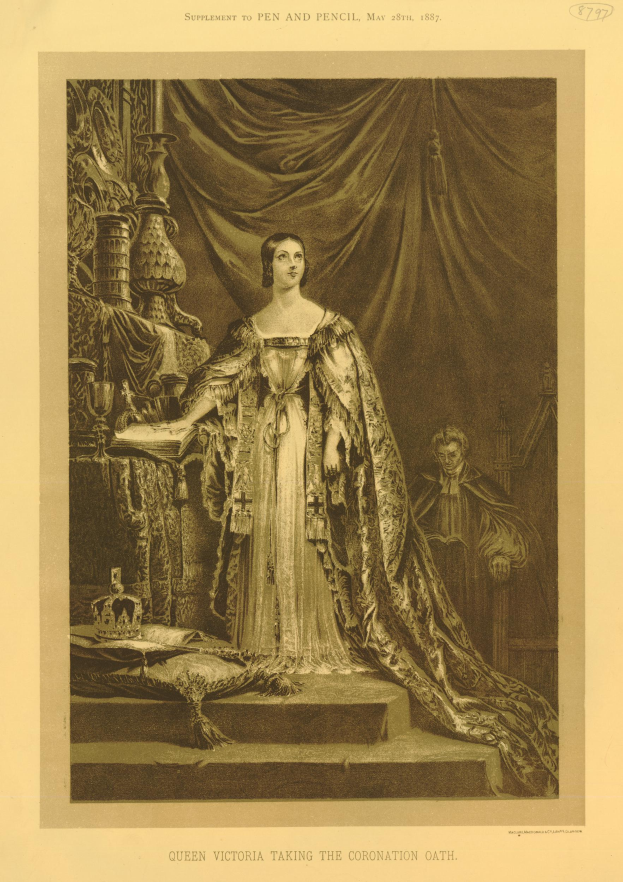 Königin Victoria in einem Kleid stehend, die Mitte einnehmend, während sie den Krönungseid ablegt, mit einem Tisch voller Gegenstände links von ihr, einer weiteren Person und einem Vorhang im Hintergrund und Text am unteren Bildrand.