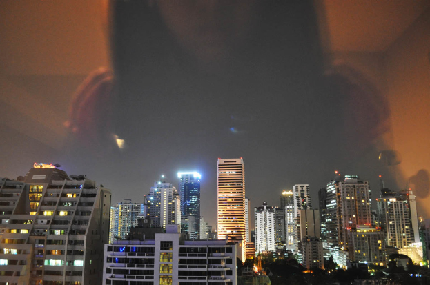 Gebäude werden nachts mit Lichtern illuminiert.