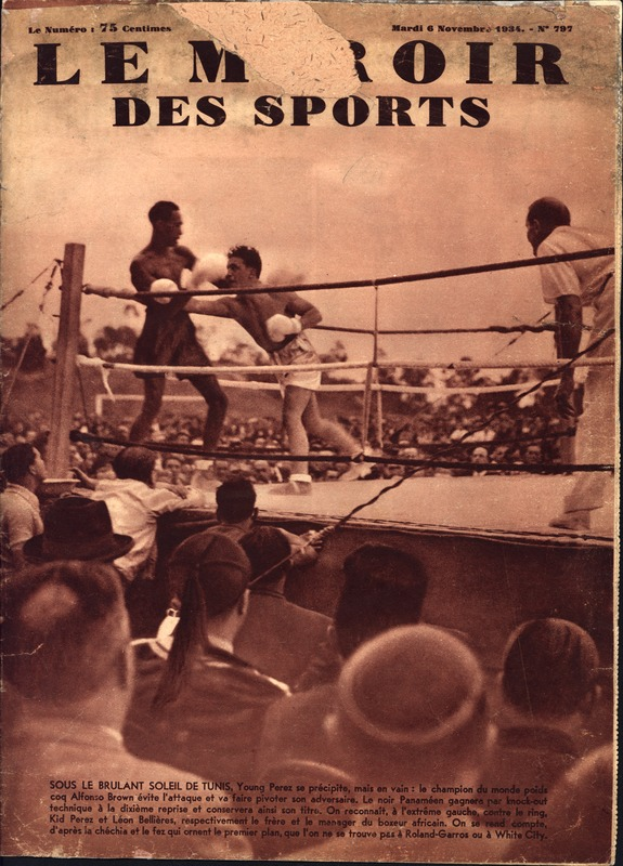 Ein Schwarz-Weiß-Foto von zwei Boxern in einem Ring, umgeben von einer Menge, mit dem Text "Le Roir des Sports" oben.